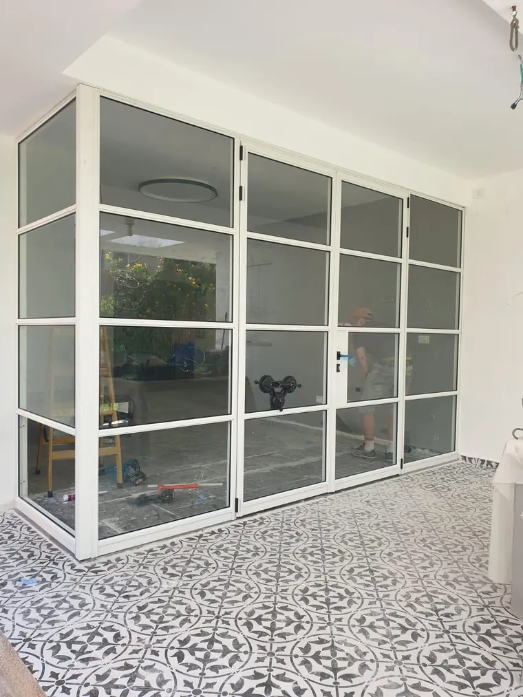 קיר זכוכית פנימי באלומיניום לבן עם חלוקות